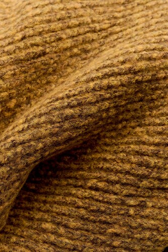 AKINDOFGUISE_AW25_HOLIDAY_MURUN_KNIT_SWEATER_MUSTARD_MELANGE_0424_d7cead53-b9d3-4699-9f3a-e69d20c70021