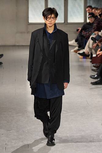 https://assets.vogue.com/photos/63c999bc6d963c890e209a18/master/w_1920,c_limit/00032-yohji-yamamoto-fall-2023-menswear-credit-gorunway.jpg