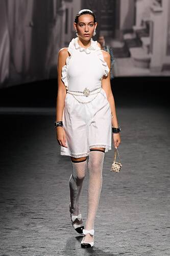 https://assets.vogue.com/photos/633c1b646fa93741bb6fa270/master/w_1920,c_limit/00007-chanel-spring-2023-ready-to-wear-credit-gorunway.jpg