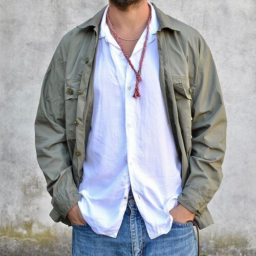 look-été-collier-borali-cise-army-shirt-tropical-poplin-mocassins-gh-bass-chemisette-blanche  - 4
