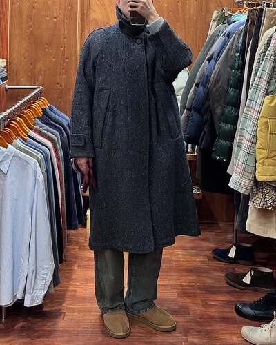 StylingOUTER - #DOCUMENTDOCUMENT DONEGAL TWEED INVERTED PLEATS BALMACAAN COAT (NAVY) - LTOP