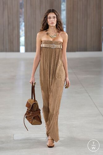 moschinoss260022-45b9bc4559894ed25196