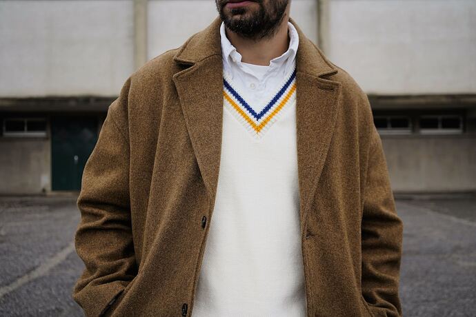 look-style-ivy-street-chic-coltesse-manteau-fente-125-le-minor-pull-cricket-2