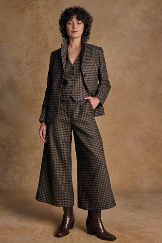 TaraTweedJacket-EarthCheck-HeidiTweedWaistcoat-EarthCheck_19_f6be13b6-a3af-41da-99bf-2d906a2f2218