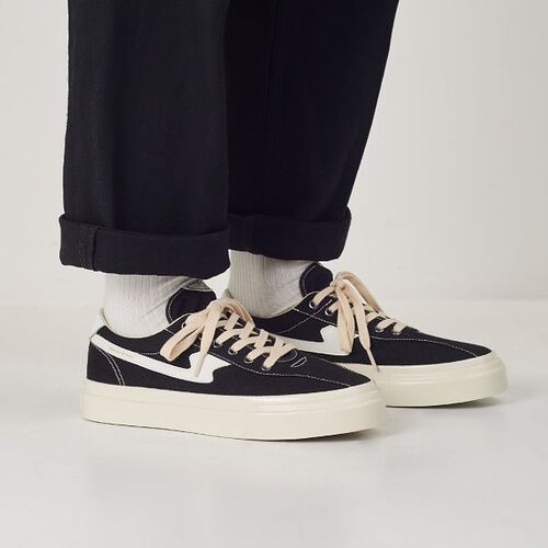 dellow_s-strike_canvas_black_lifestyle