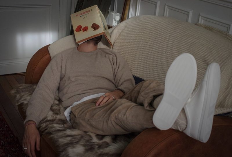 pull-cachemire-homme-tricot-pantalon-velours-norseprojects-royalties-paris-kirk-chaussettes-l-exception-sneakers-blanche-ethique-15-800x541